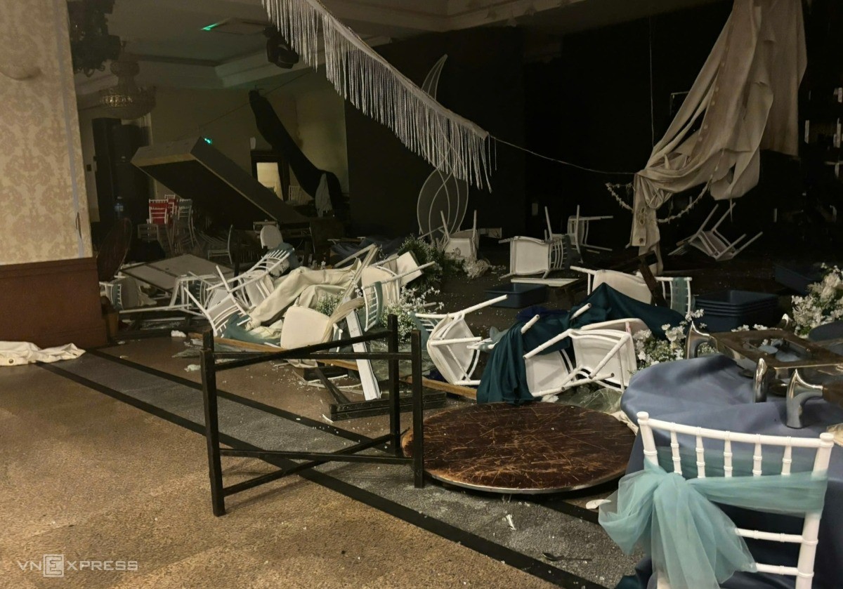 Bàn ghế, đồ đạc ở tầng 2 của khách sạn Hải Âu nằm ngổn do gió thổi bay. Ảnh: Minh Hoàng