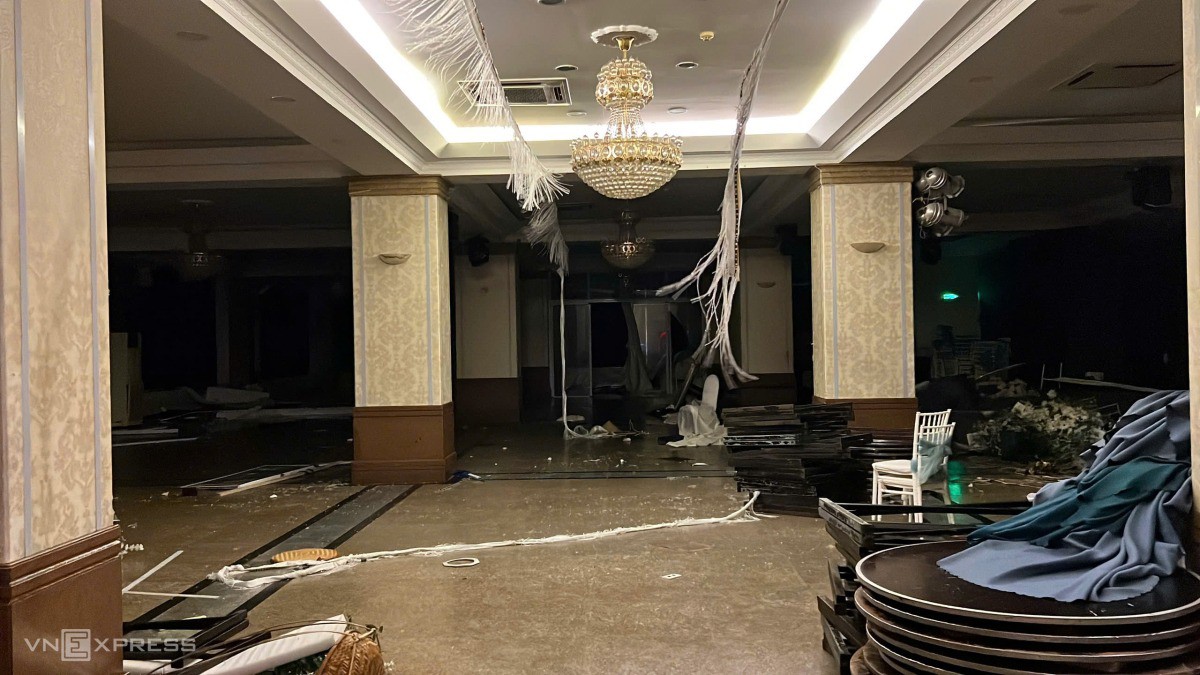 Cảnh ngổn ngang ở khách sạn Hải Âu do bão. Ảnh: Minh Hoàng