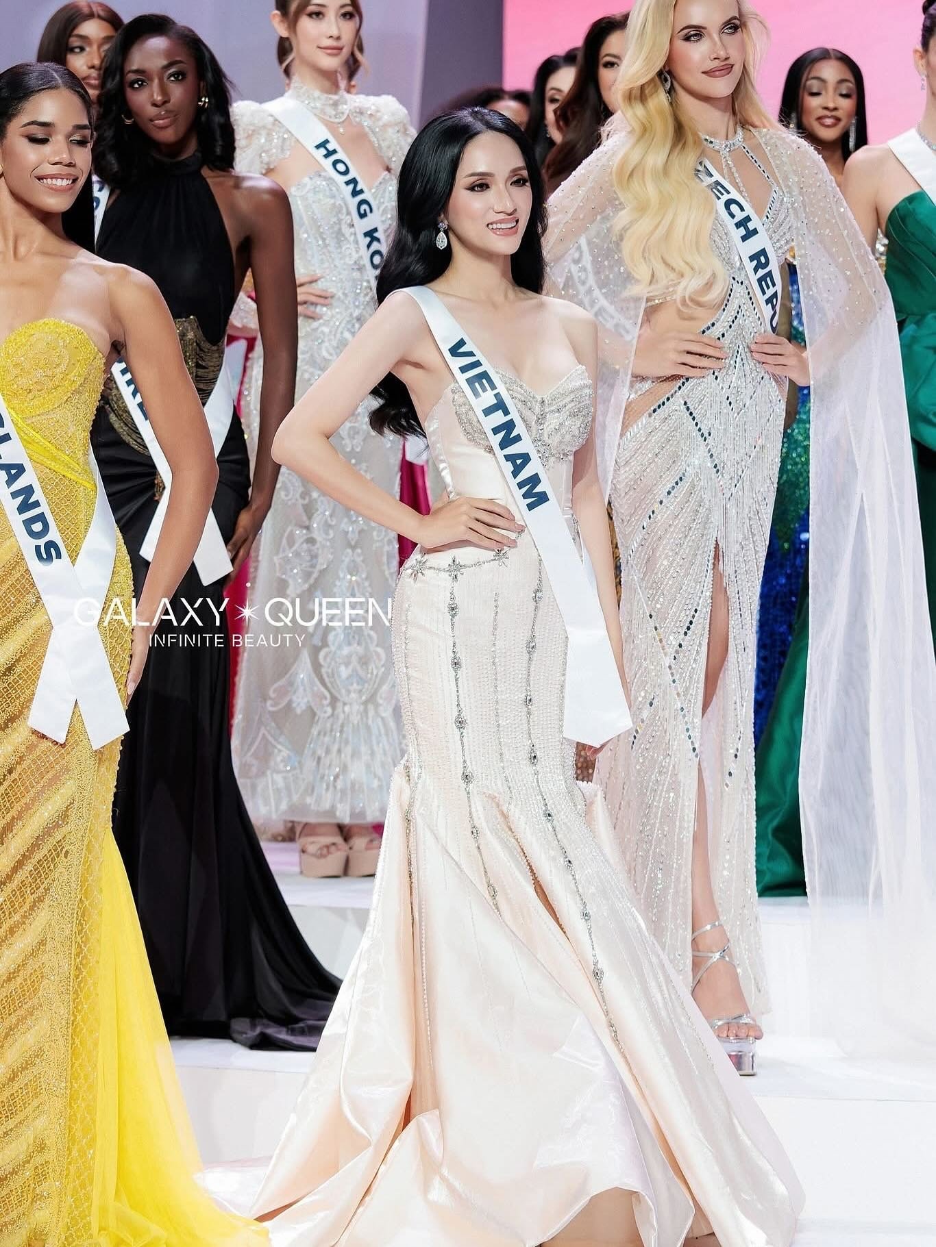 Phong độ của Hương Giang từ khi bắt đầu tới Thái Lan với vai trò đại diện Việt Nam tại Miss Universe 2025 chưa hề suy giảm. Tuy không có lợi thế về chiều cao, người đẹp vẫn luôn nhận được đánh giá rất cao về thần thái và cách lựa chọn trang phục. Hương Giang luôn biết cách xuất hiện nổi bật giữa dàn thí sinh Miss Universe 2025.