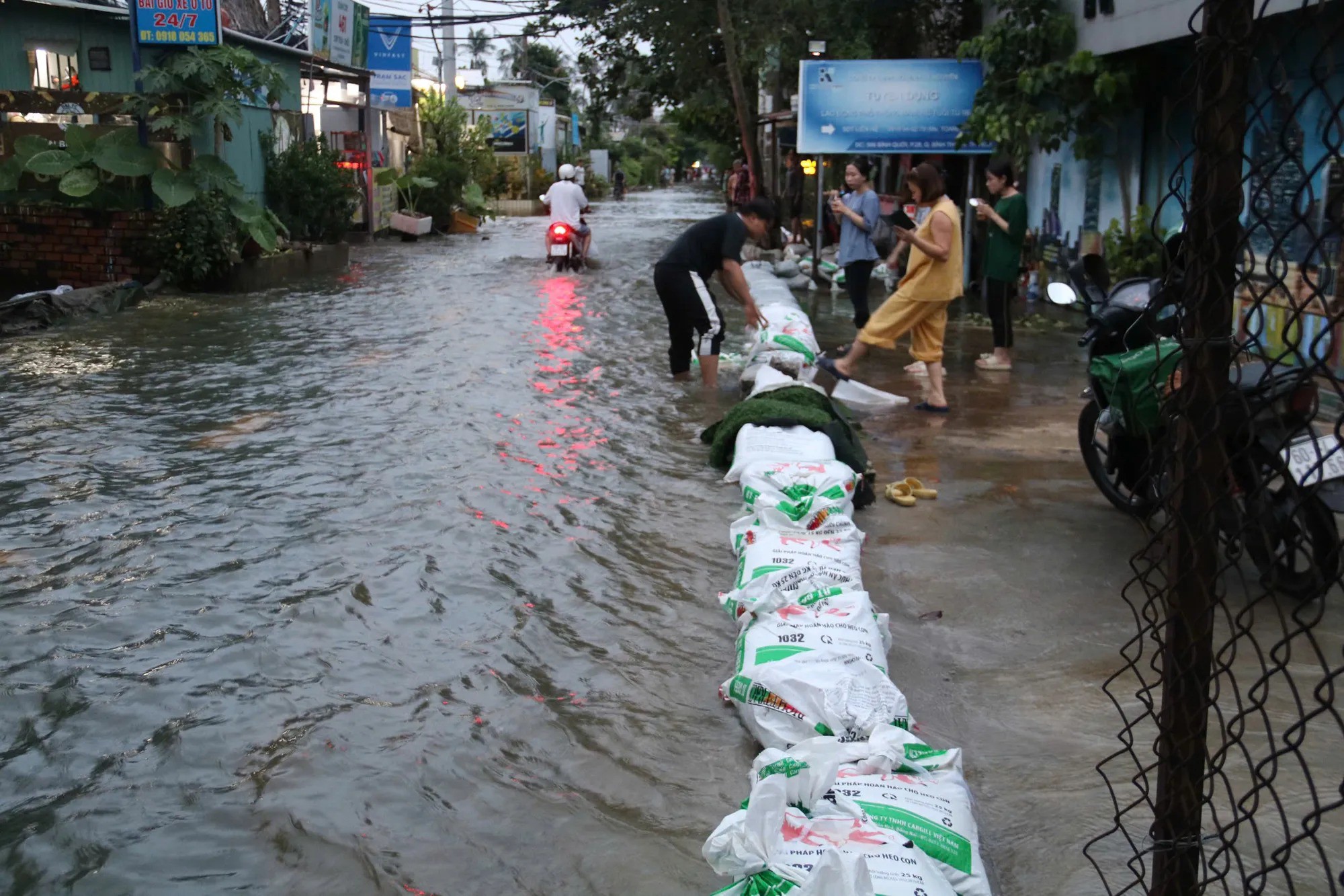 TP.HCM: Xe chết máy hàng loạt, đường hóa sông trong ngày triều cường vượt mốc lịch sử - 17