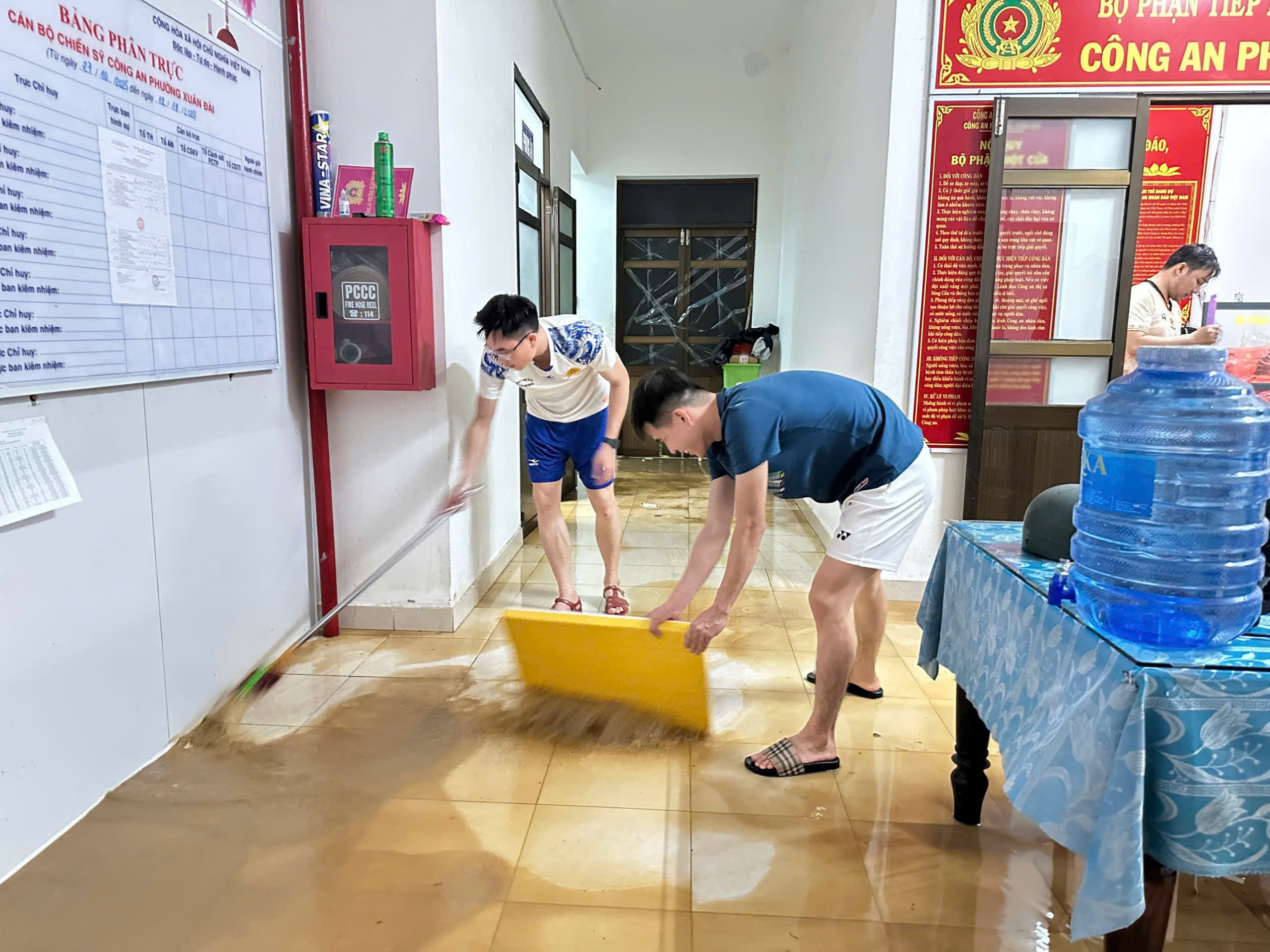 Cửa kính vỡ, mái tôn bay khi bão quét qua - 15