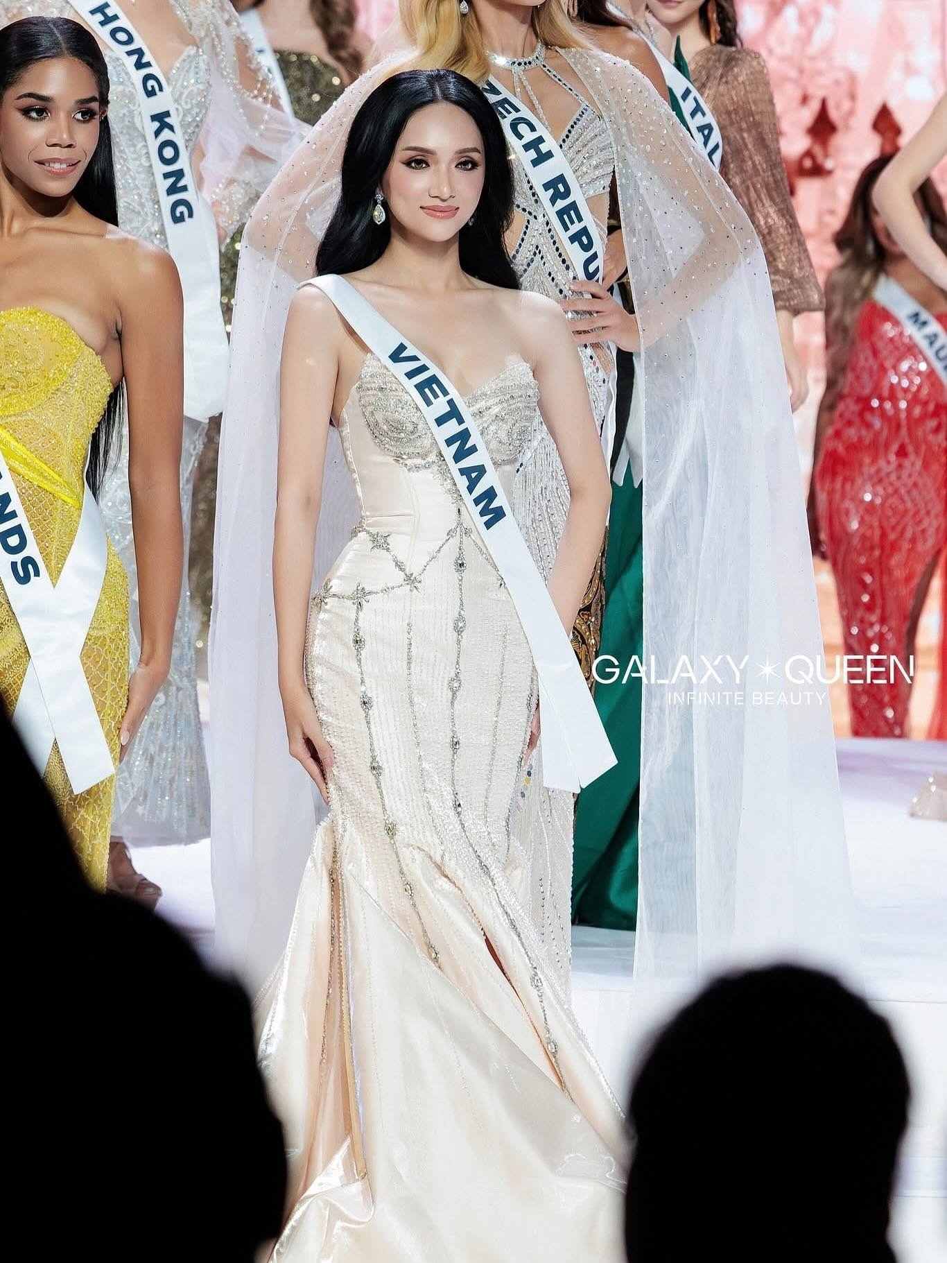 Phong độ của Hương Giang từ khi bắt đầu tới Thái Lan với vai trò đại diện Việt Nam tại Miss Universe 2025 chưa hề suy giảm. Tuy không có lợi thế về chiều cao, người đẹp vẫn luôn nhận được đánh giá rất cao về thần thái và cách lựa chọn trang phục. Hương Giang luôn biết cách xuất hiện nổi bật giữa dàn thí sinh Miss Universe 2025.