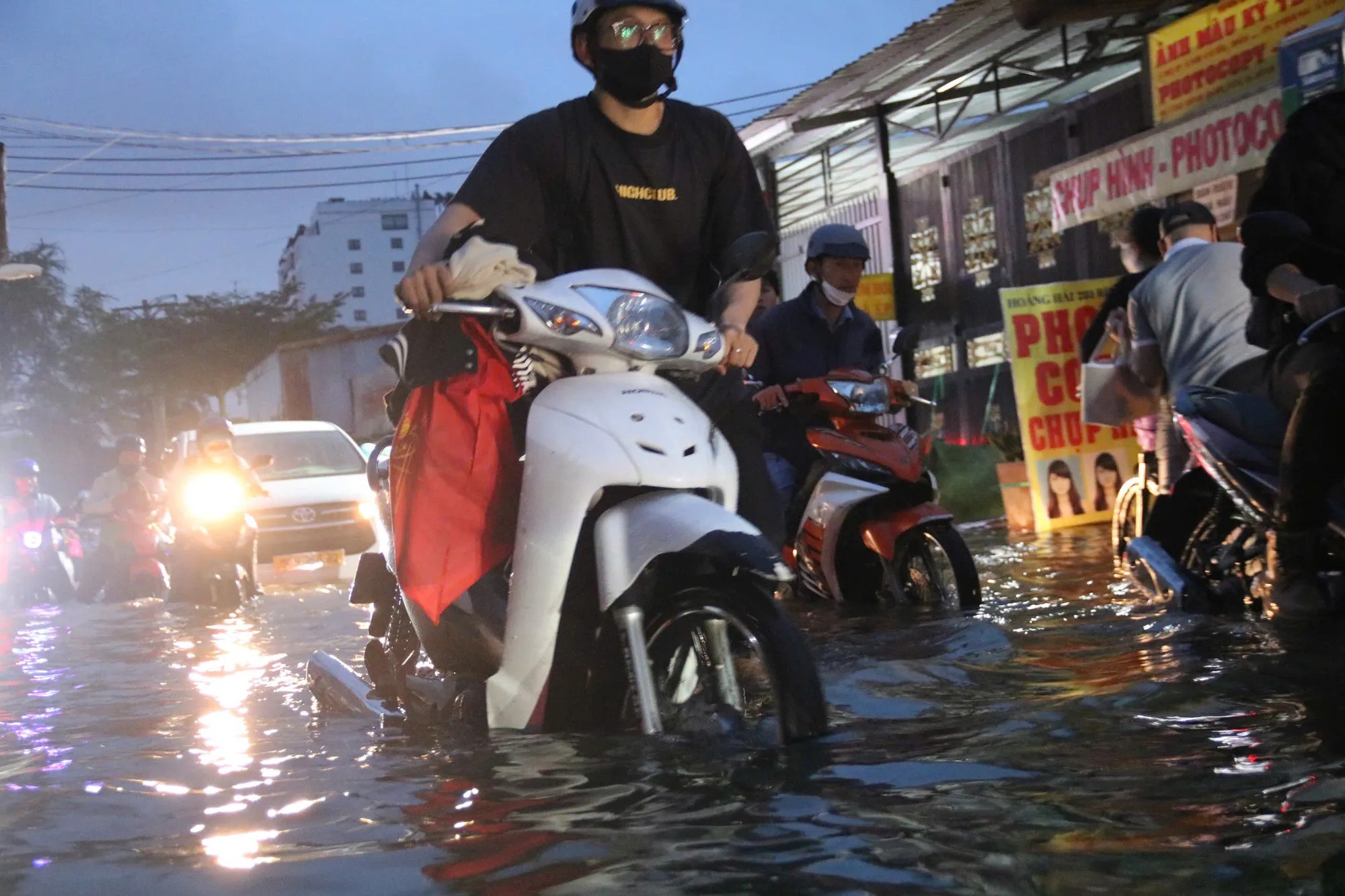 Trên đường Bình Quới, hàng loạt xe máy chết máy giữa dòng nước sâu.