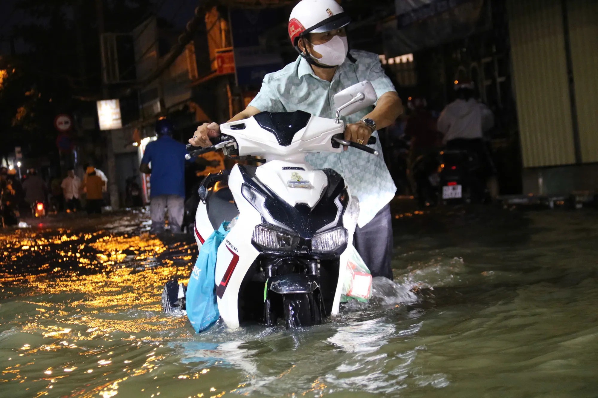 Trên đường Bình Quới, hàng loạt xe máy chết máy giữa dòng nước sâu.