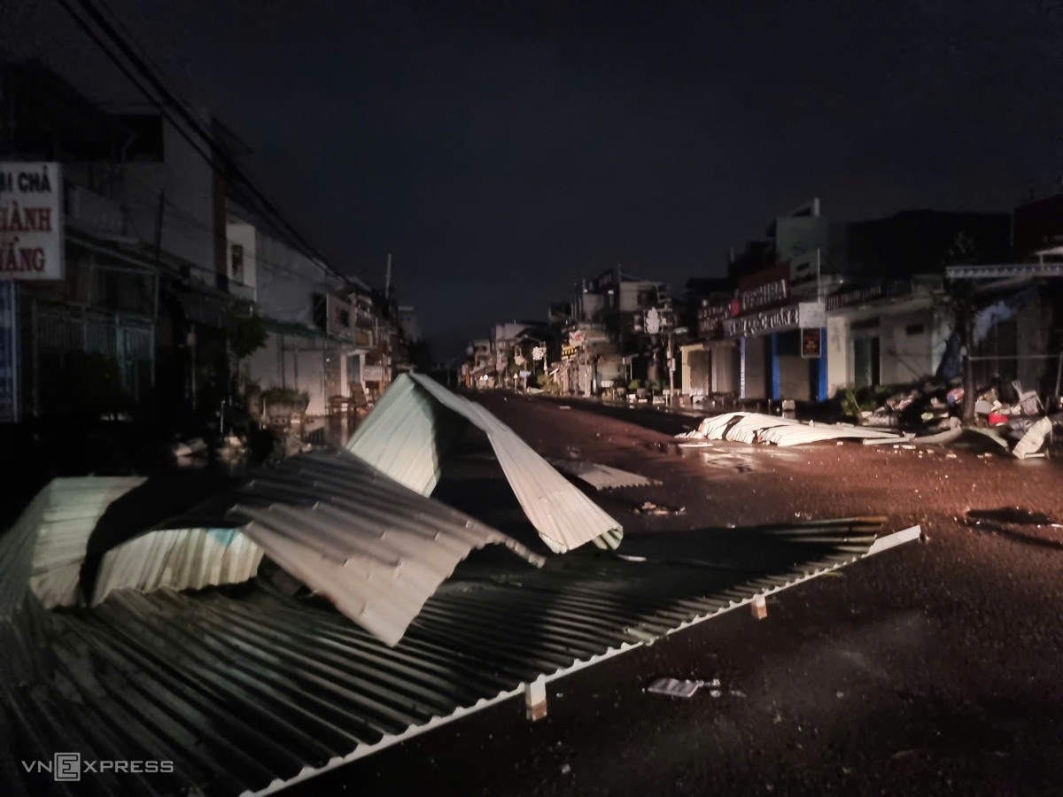 Mái tôn bị gió thổi văng la liệt trên quốc lộ 19. Ảnh: Trần Hoá