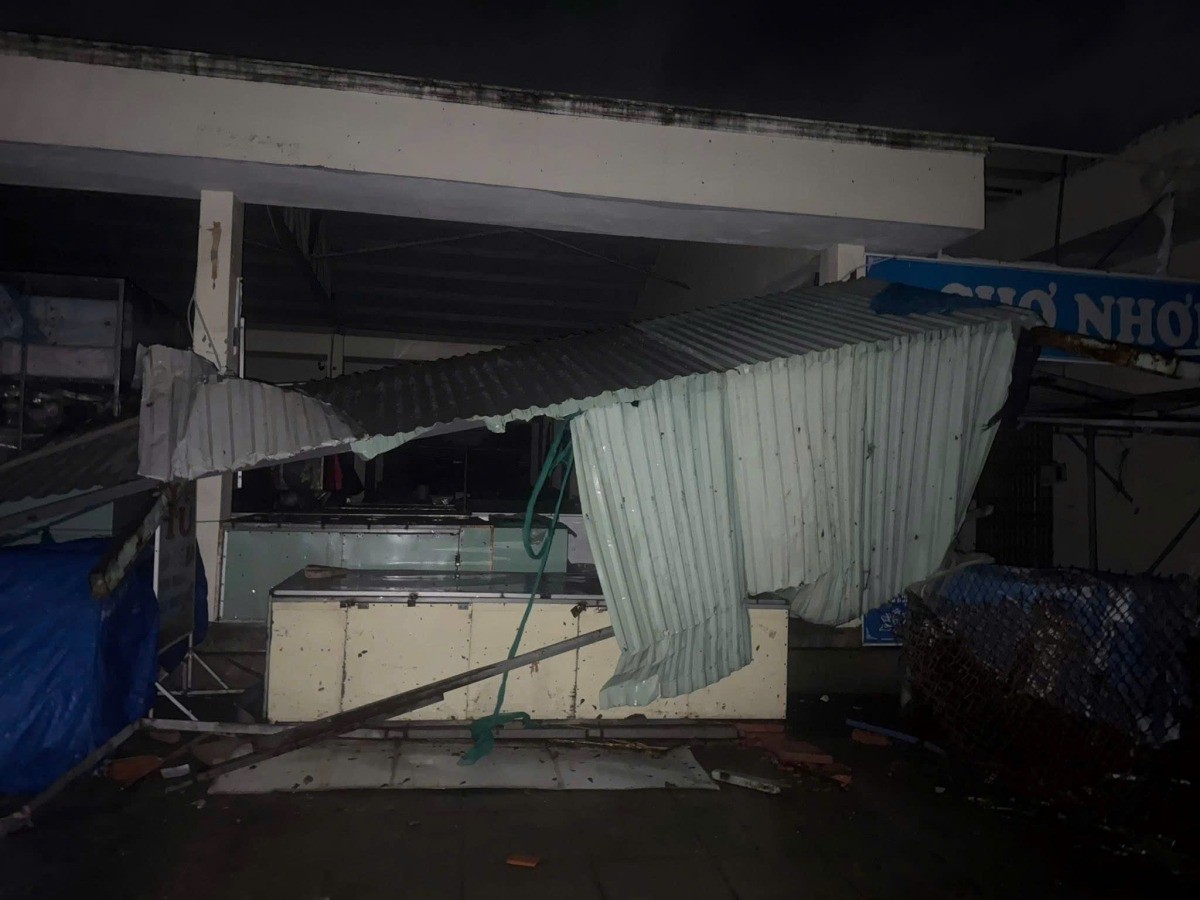 Cảnh tan hoang ở chợ Nhơn Lý. Ảnh: Văn Tài