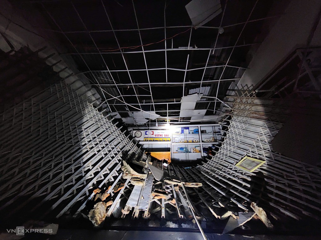 Cửa hàng máy tính trên đường Phạm Văn Đồng bị tốc hết mái, sụp khung cửa sắt. Ảnh: Đình Văn