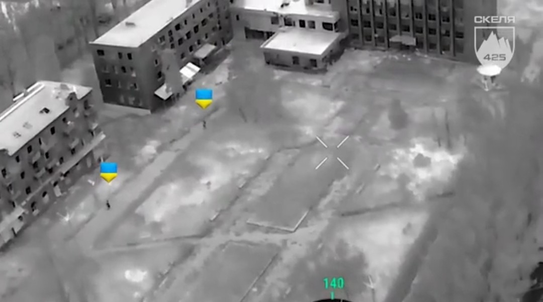 Binh sĩ Ukraine cắm cờ ở tòa nhà chính quyền Pokrovsk giữa lúc Nga sắp kiểm soát toàn bộ thành phố - 1