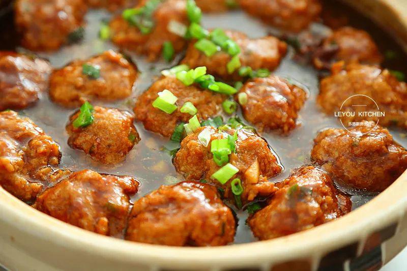 Múc ra tô, rắc hành lá lên trên là hoàn thành.