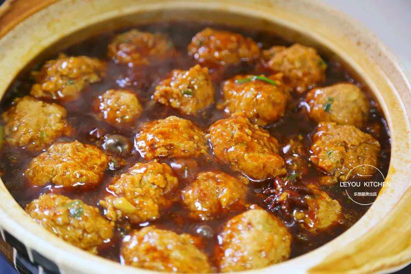 Cho chút nước bột năng vào, nấu cho nước sệt lại, khi sôi trở lại thì tắt bếp. 