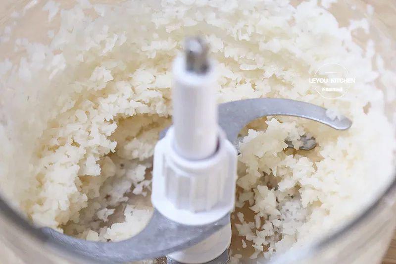 Củ sen gọt vỏ, cắt khúc rồi cho vào máy xay, xay nhuyễn.