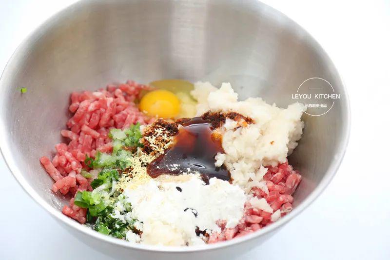 Chuẩn bị một âu lớn, cho lần lượt thịt heo xay, củ sen đã xay, hành lá băm, gừng băm, 2 thìa dầu ăn, 1 thìa nước tương đen, 1 thìa dầu hào, 1 thìa nước tương thường, ít tiêu trắng, muối, bột ngọt, 1 quả trứng, 2 thìa bột bắp và một chút dầu mè.