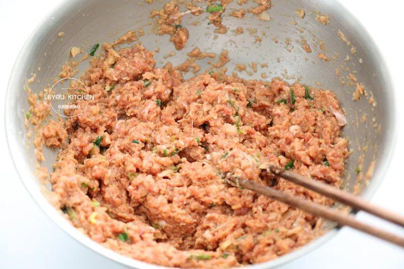 Trộn đều theo một chiều duy nhất cho đến khi hỗn hợp đặc sệt, dẻo quánh. Sau đó, nhấc âu lên, đập mạnh xuống bàn vài lần để thịt kết dính chắc hơn, giúp viên thịt khi nấu không bị vỡ.