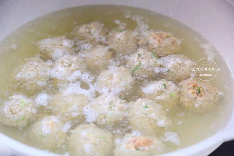 Giữ lửa nhỏ cho đến khi viên thịt nổi lên và đổi màu, tức là đã chín. 