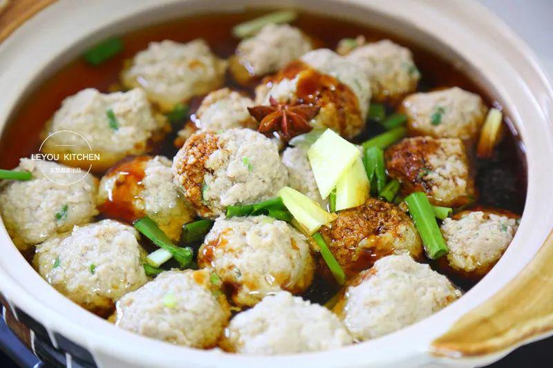 Nhẹ nhàng vớt thịt viên ra, cho vào nồi. Thêm một bát nước nóng, 1 thìa dầu hào, 1 thìa nước tương đen, 1 thìa nước tương thường, ít đường, 1 hoa hồi, hành lá và gừng lát. Đun sôi rồi hạ nhỏ lửa, kho liu riu trong 5 phút.