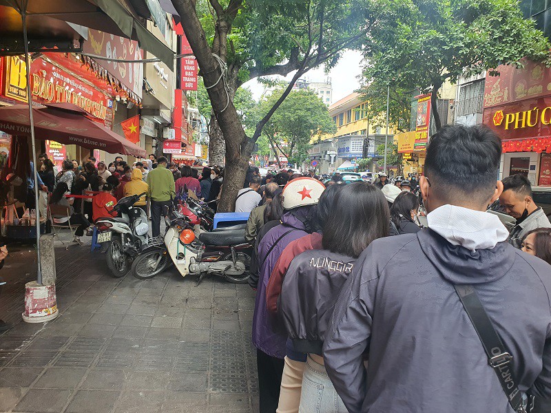 Tâm lý đổ xô đi mua lúc giá cao và rủ nhau đi bán lúc giá giảm khiến nhiều người thua lỗ nặng khi giá vàng đảo chiều bất ngờ.