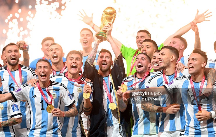 Messi nâng cao chiếc cúp vàng World Cup 2022