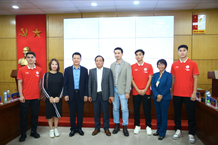 Sự góp mặt của dàn cầu thủ Thể Công - Viettel giúp không khí buổi lễ thêm phần sôi nổi