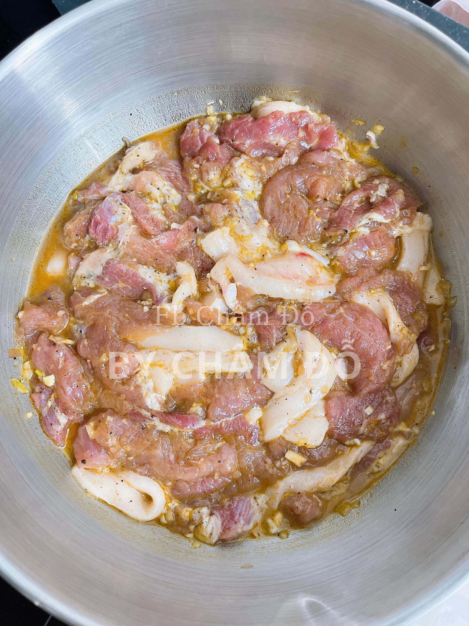 Thịt và mỡ rửa sạch, để ráo, thái miếng vừa ăn rồi ướp gia vị 2-3 tiếng.