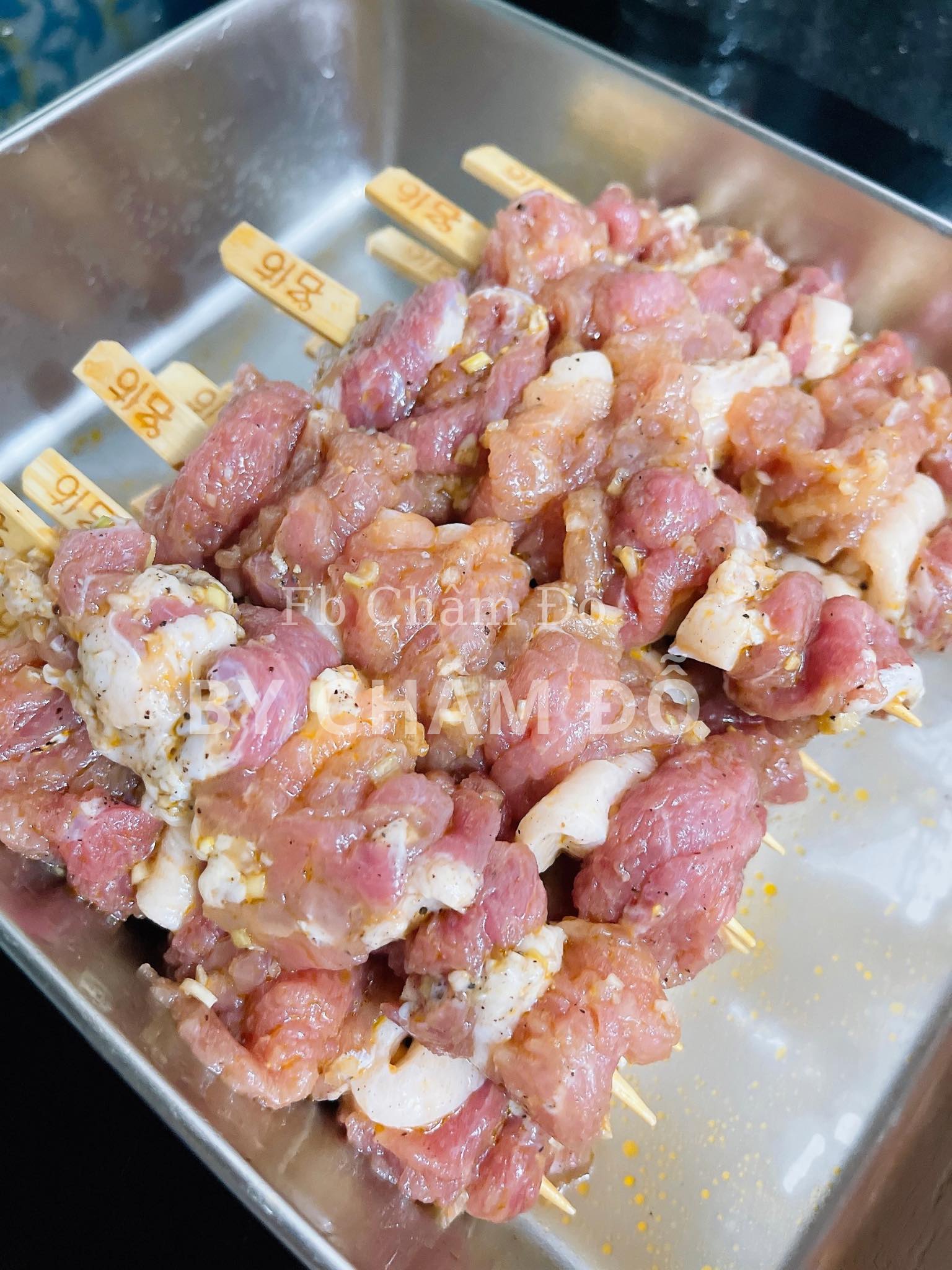 Thịt xiên vào que, nướng than hoa hoặc nồi chiên không dầu.