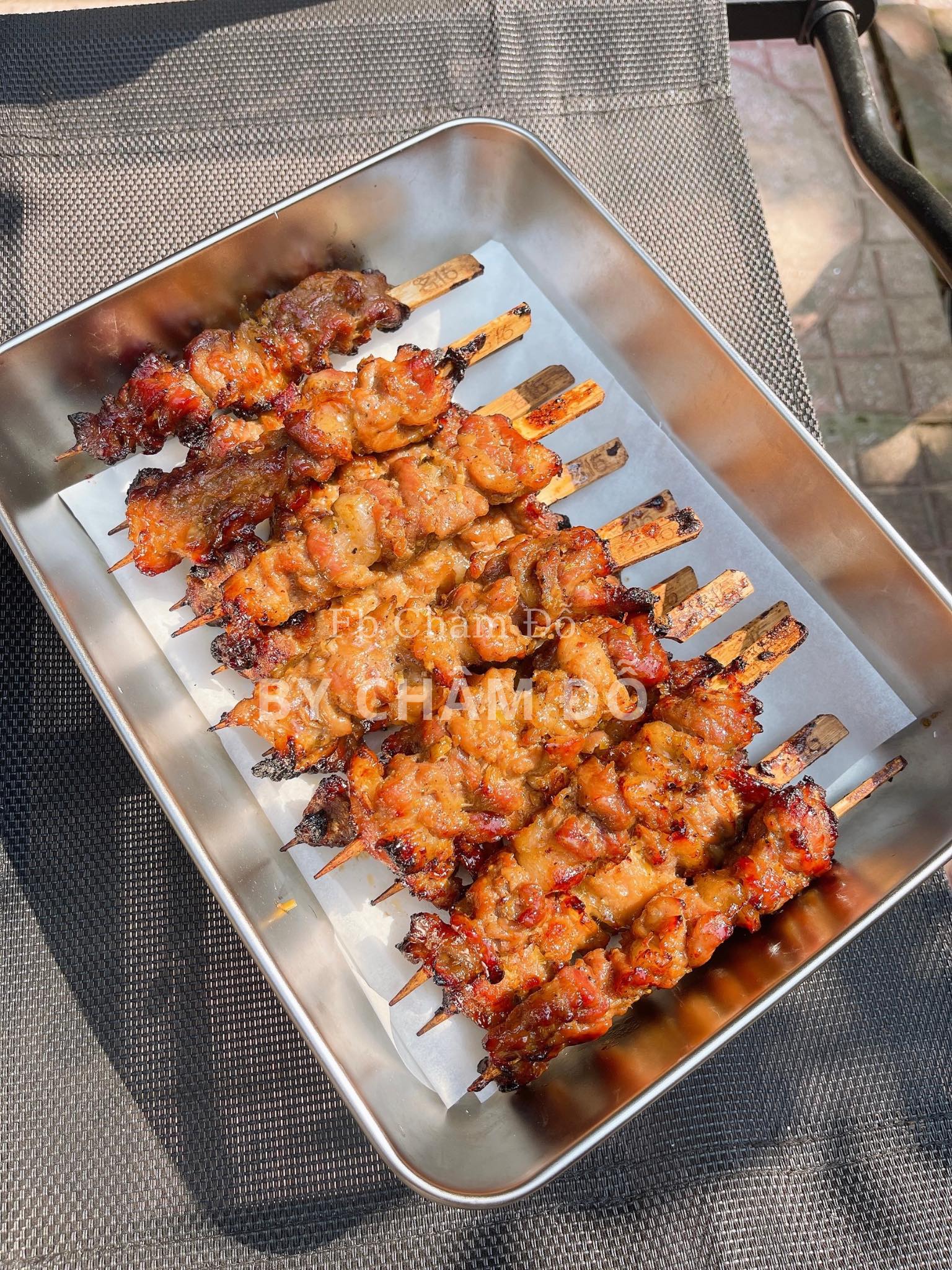 Thịt vàng đều 2 mặt, xém cạnh, ngoài giòn trong mềm.