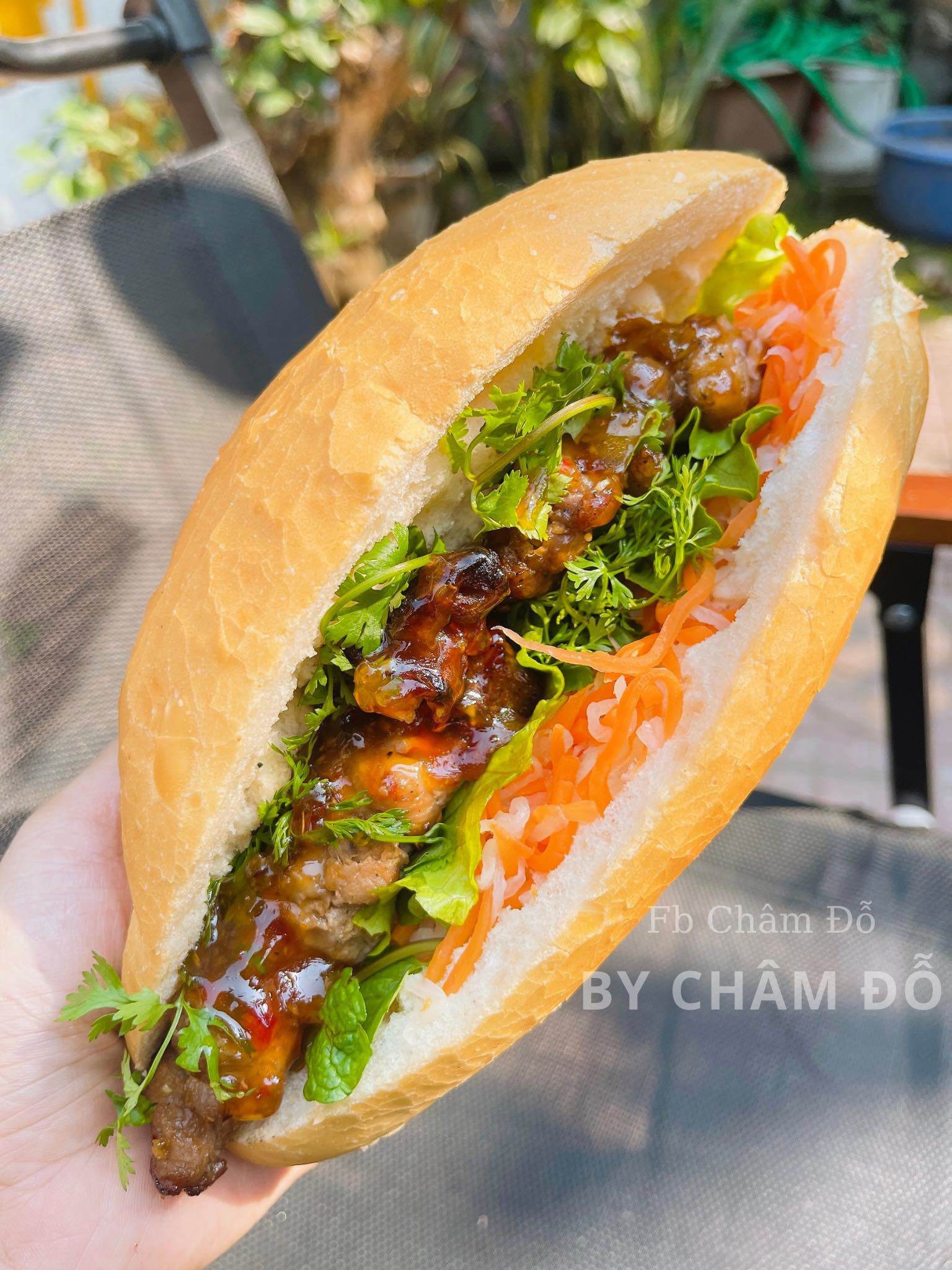 Sốt chua ngọt sánh đặc, ăn cùng bánh mì hoặc bún thịt nướng đều rất ngon.
