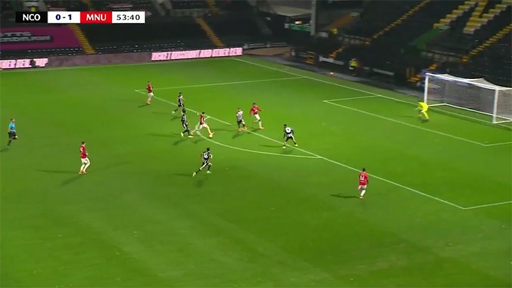 Jacob Devaney gây choáng với pha solo gần 70m rồi ghi siêu phẩm cho U21 MU