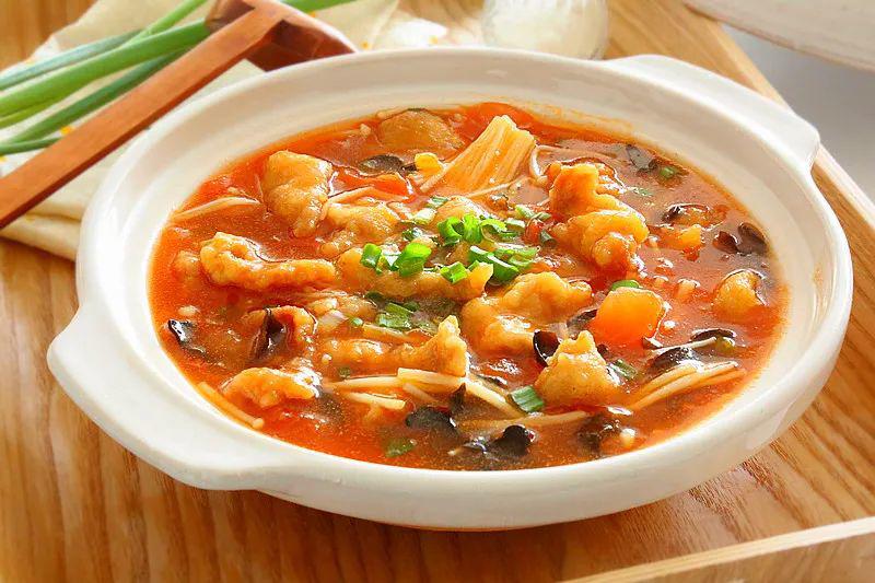 Múc ra bát, rắc hành lá lên trên và thưởng thức khi còn nóng.