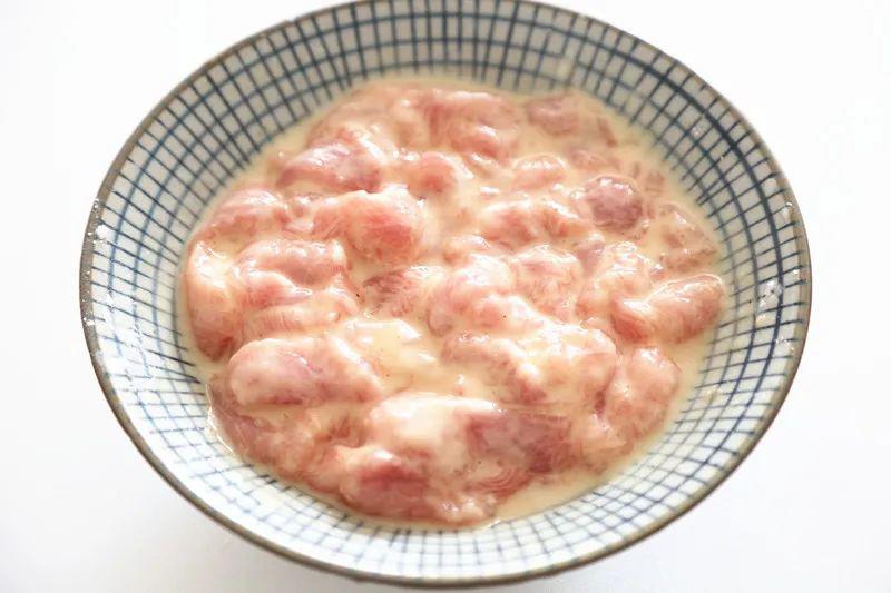 Nếu thấy bột hơi khô, có thể thêm 1 quả trứng nữa. Hỗn hợp đạt chuẩn khi bột phủ đều quanh miếng thịt.