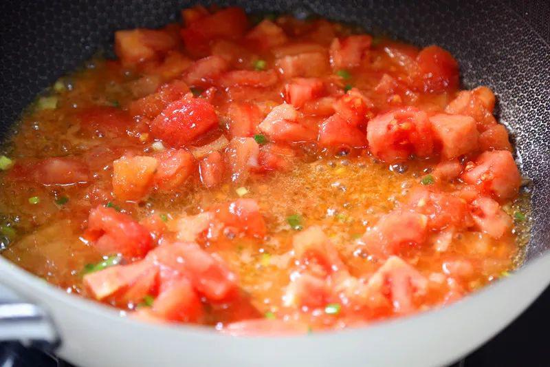 Đun nóng dầu ăn, phi thơm hành, gừng, tỏi. Cho cà chua vào xào, thêm 2 thìa tương cà, đảo cho sệt.