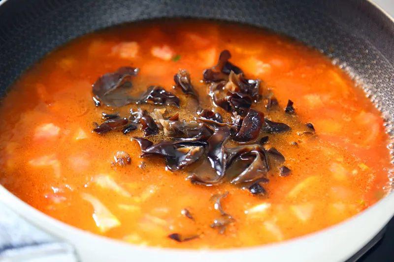 Trút vào một bát to nước lọc, thêm 1 thìa đường, 2 thìa nước tương để tạo vị đậm đà. Khi nước sôi, cho mộc nhĩ vào nấu khoảng 2 phút.