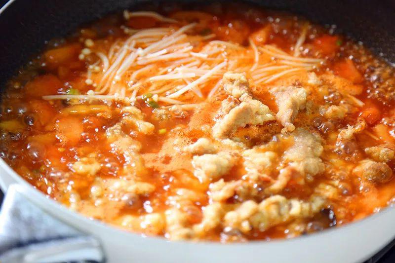 Tiếp tục cho nấm kim châm và thịt chiên vào, đun thêm 2 phút. Nêm nếm lại với ít muối, bột ngọt và tiêu trắng.