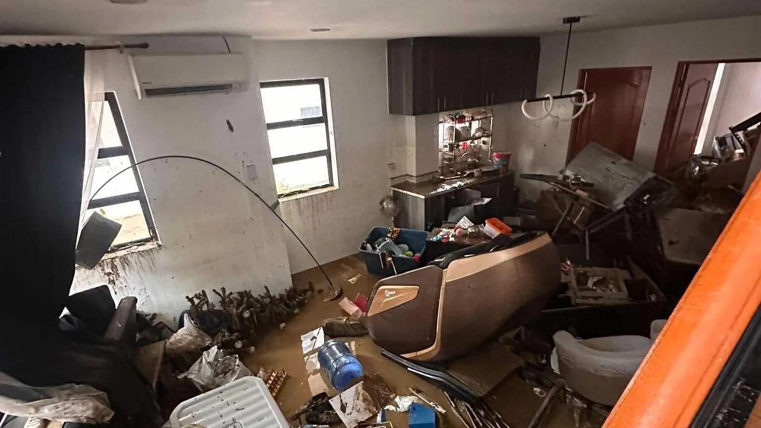 Nhà của Jel-an Moira Servas bị bùn và nước tràn vào gây thiệt hại đáng kể. Ảnh: BBC.