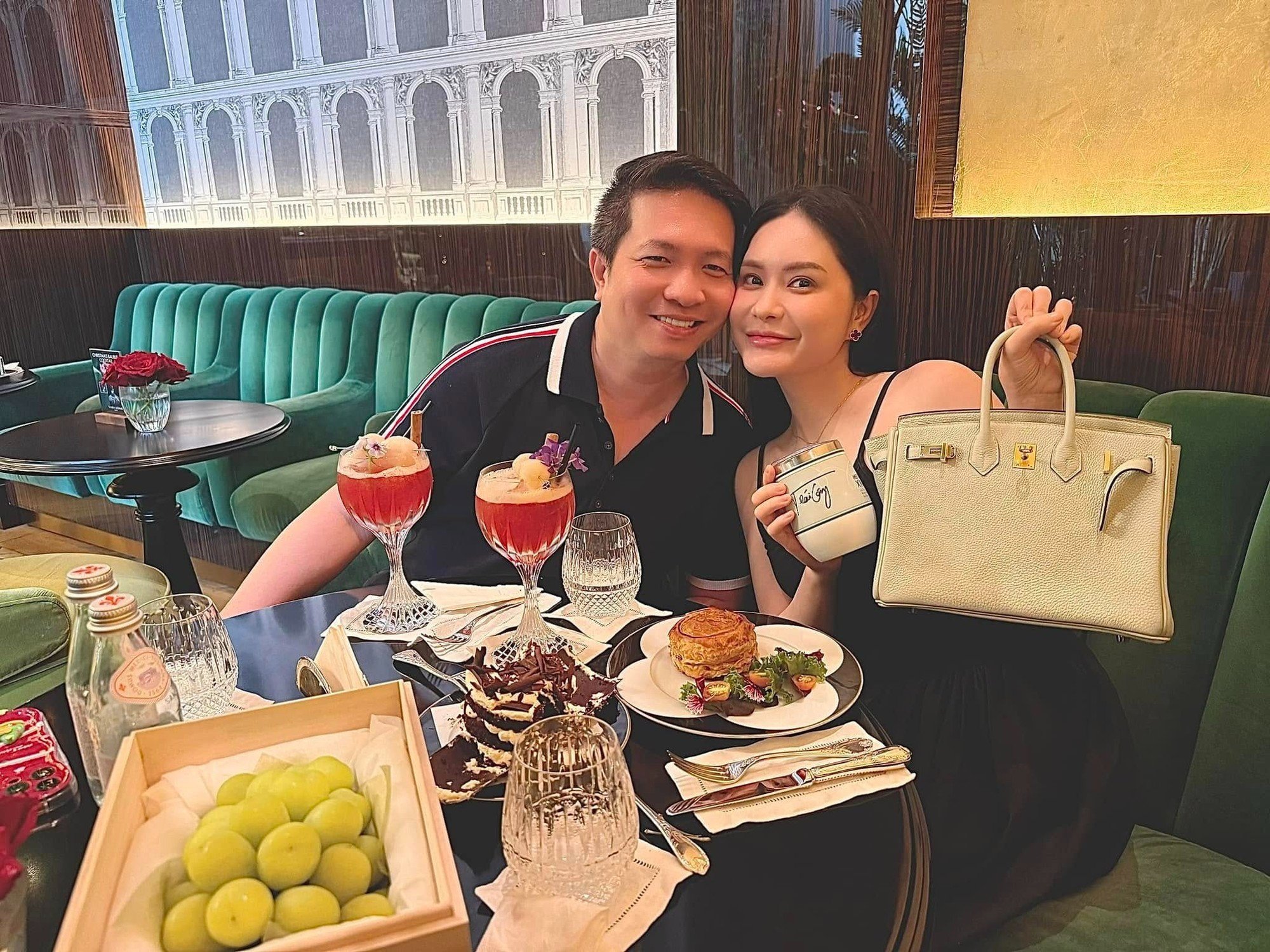 Đoàn Di Băng khoe chiếc túi da cá sấu trị giá 2 tỷ đồng của mình bên ông xã.