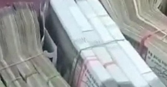 Đang đi bộ, người phụ nữ nhặt được bao tải chứa...