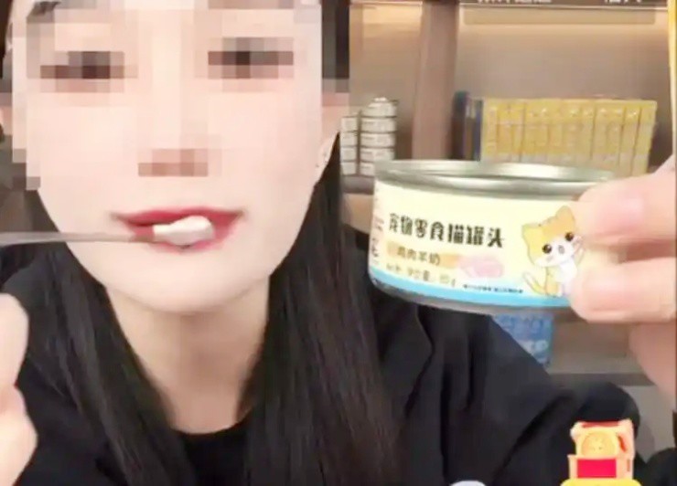 Ăn thức ăn mèo trên livestream, lý do đưa ra khiến cư dân mạng “cạn lời” - 1