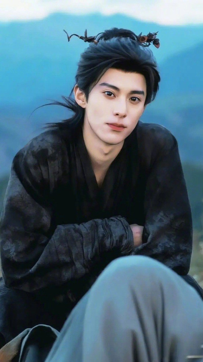 Vương Hạc Đệ được xác định cho vai nam chính Tạ Cảnh Hành, tuy vậy diễn viên chưa xác nhận.