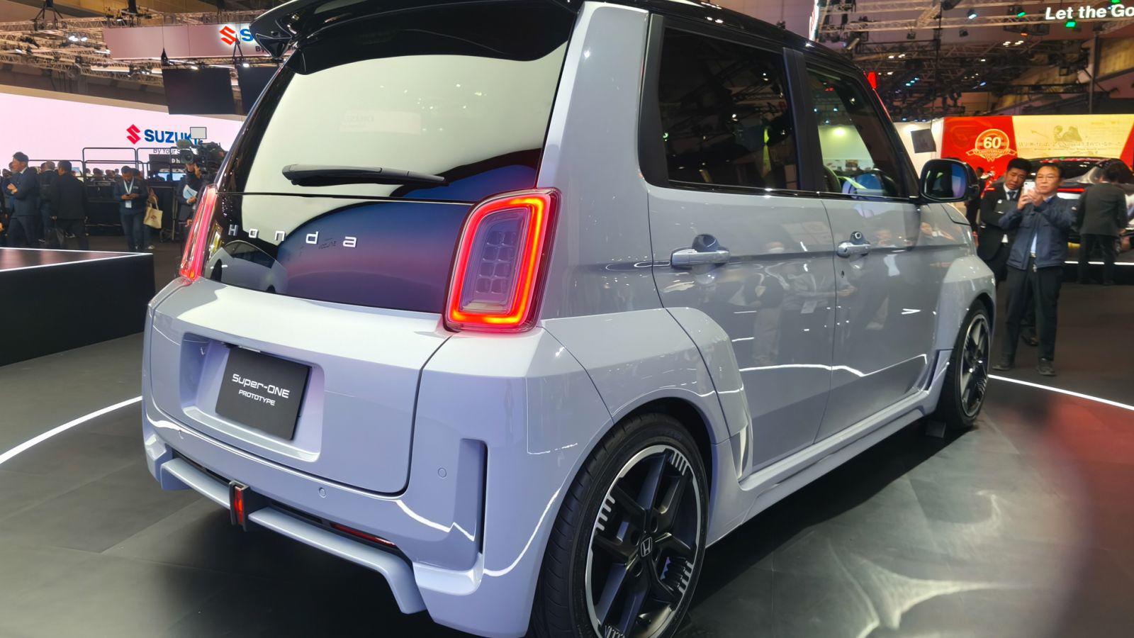 Cản trước và sau thiết kế hầm hố cùng một cánh gió nhỏ phía đuôi xe.