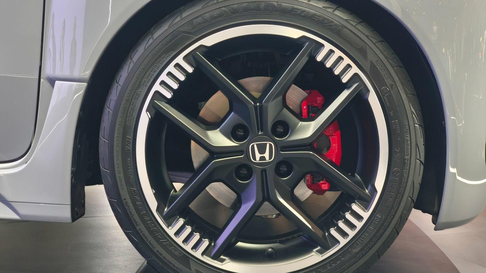 Super-One được trang bị bộ mâm kích thước 16 inch.