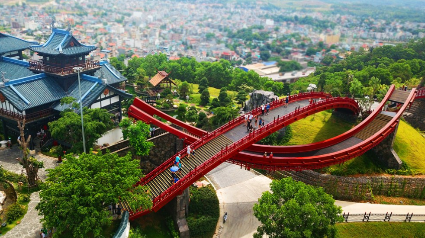 Cáp treo đưa du khách lên đồi Mặt trời khám phá văn hóa Nhật bản