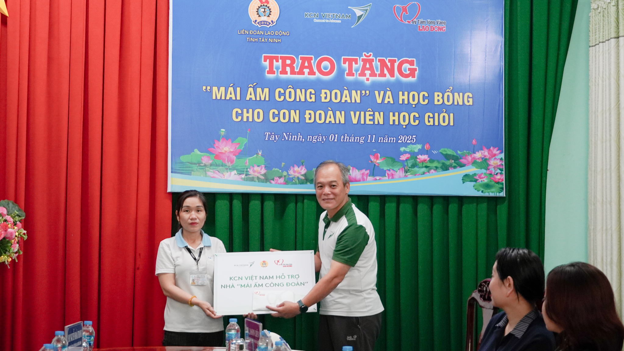 Đại diện KCN Việt Nam trao kinh phí hỗ trợ xây sửa nhà “Mái ấm Công đoàn” cho chị Nguyễn Thị Kim Chi – đoàn viên công đoàn tại tỉnh Tây Ninh.