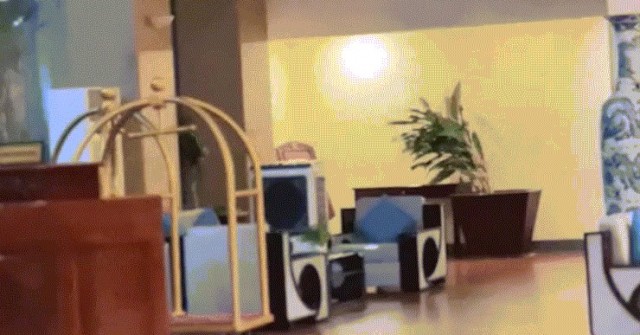 Bão Kalmaegi quật vỡ kính khách sạn, hàng loạt ...