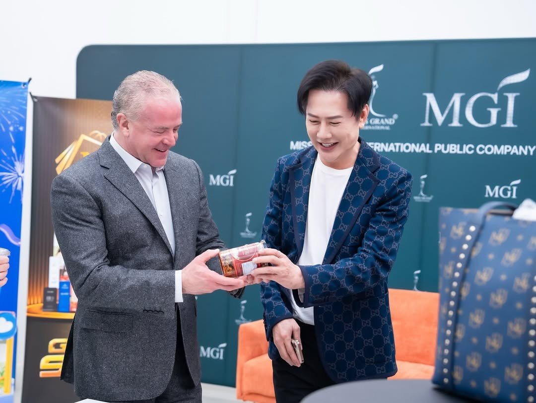 Xung đột giữa ông Nawat và Raúl Rocha khiến Hoa hậu Hoàn vũ 2025 gặp khủng hoảng.