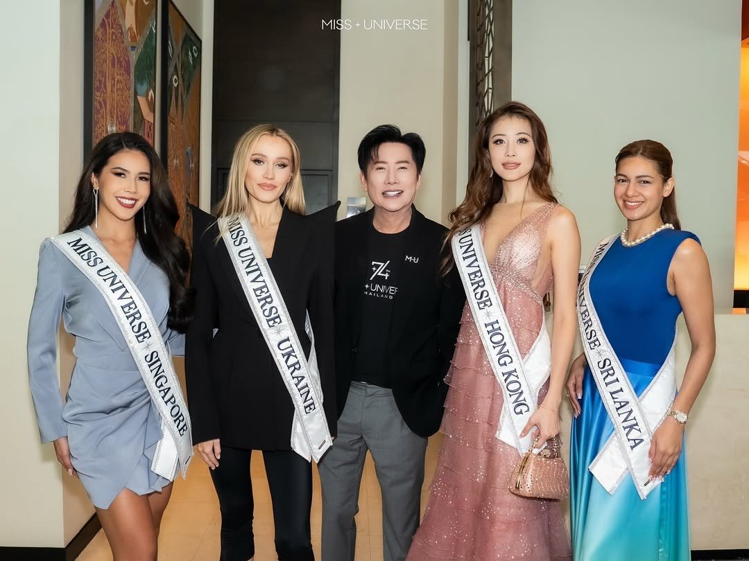 Ông Nawat và dàn thí sinh Hoa hậu Hoàn vũ 2025.