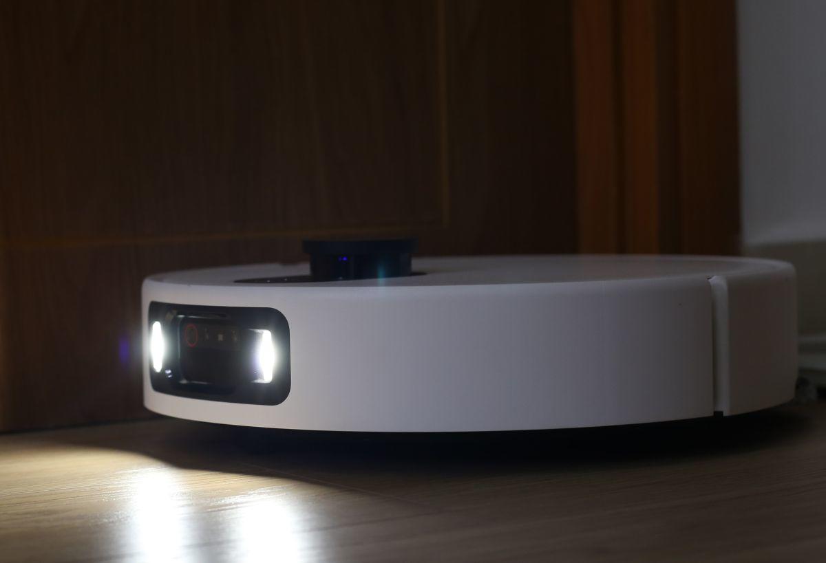 Robot tích hợp đèn pin cho không gian tối.