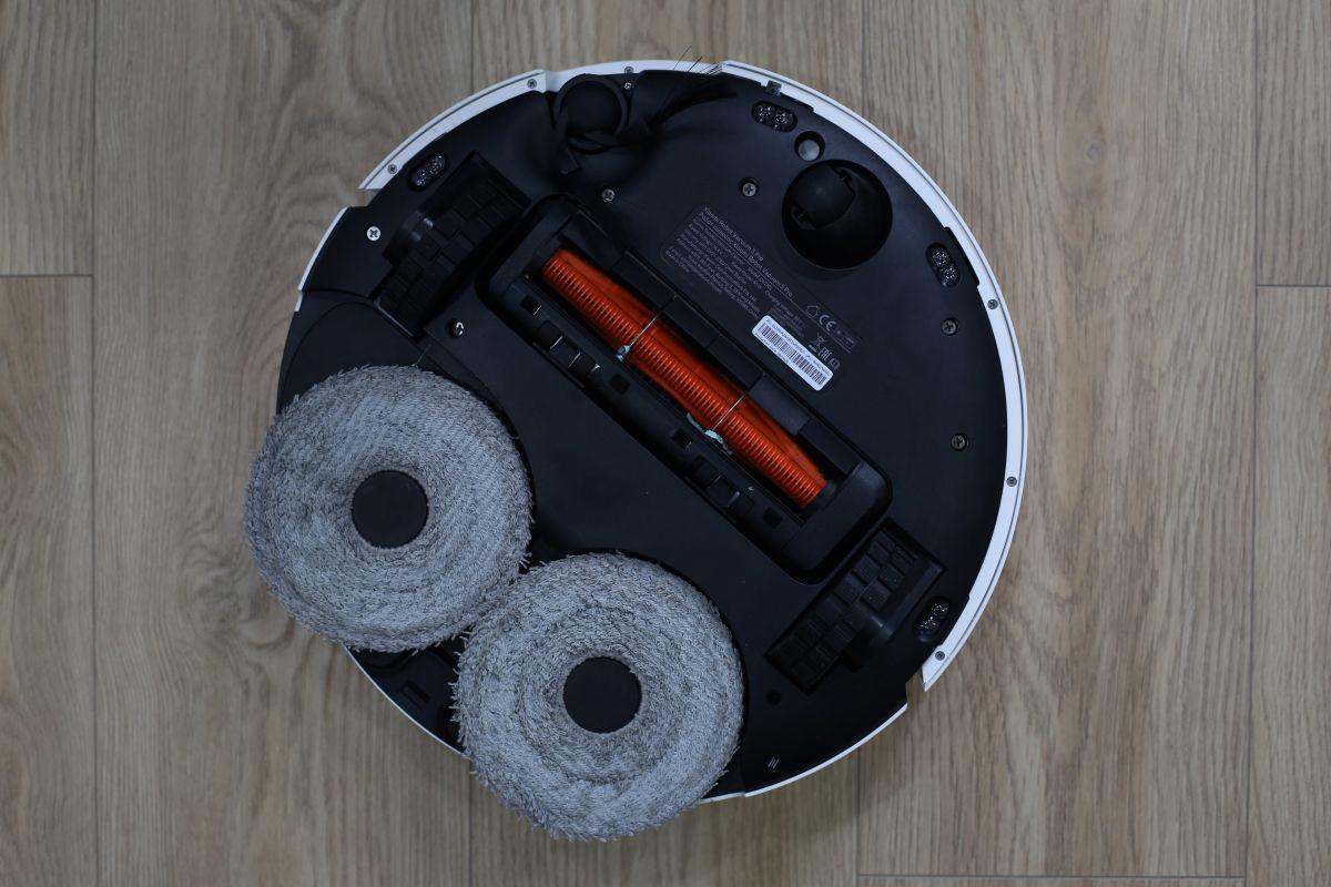 Loạt cảm biến, bánh xe nâng hạ và dẻ lau xoáy.