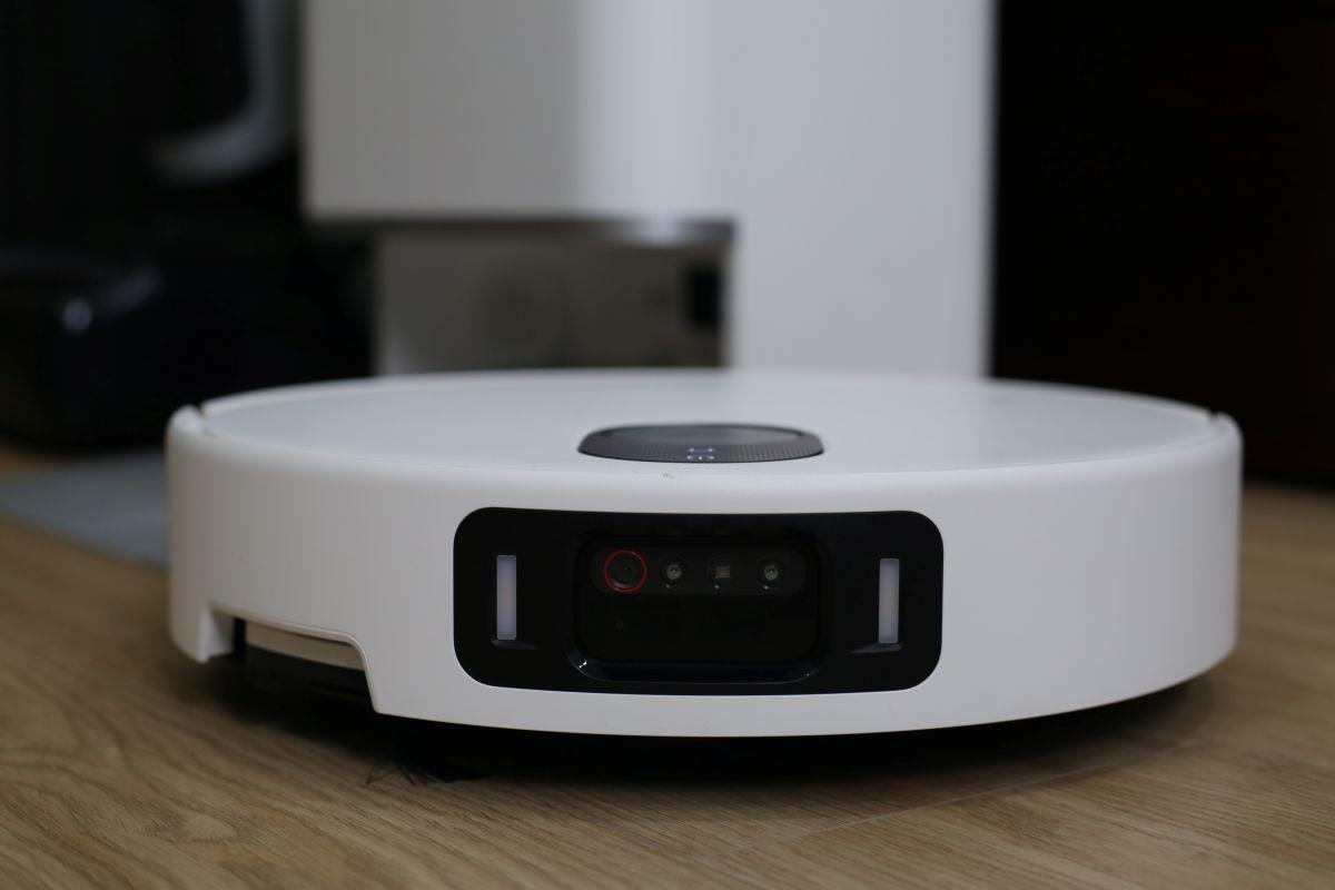 Robot Vacuum 5 Pro gồm robot và đế sạc.