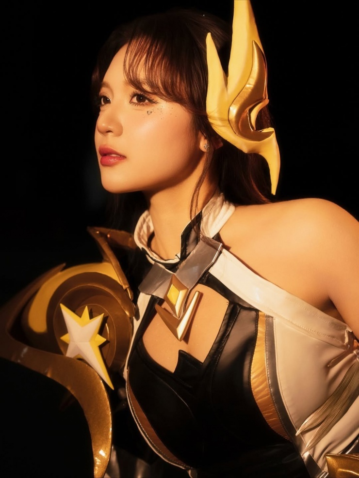 Gần đây, tại trận chung kết của Đấu Trường Danh Vọng (ĐTDV) mùa đông 2025, bên cạnh những màn đối đầu kịch tính và đầy cảm xúc, một nhân vật đã chiếm trọn spotlight trên sân khấu chính là MC Phương Thảo. (Ảnh: IGNV)