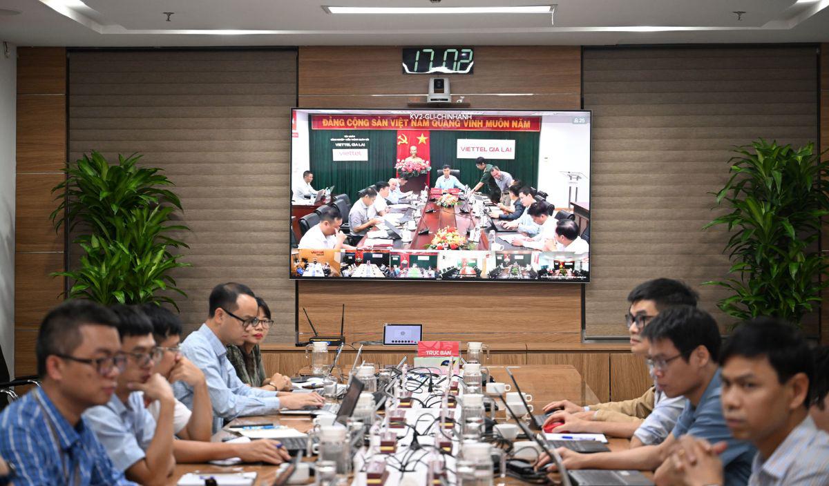 Cuộc họp ngày 6/11 về công tác chuẩn bị ứng phó bão số 13.