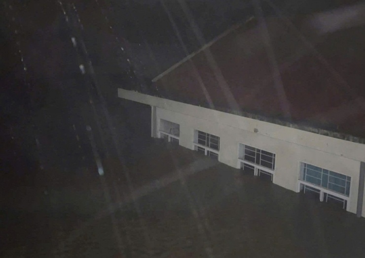 Trụ sở HĐND xã Phú Mỡ bị ngập sâu.